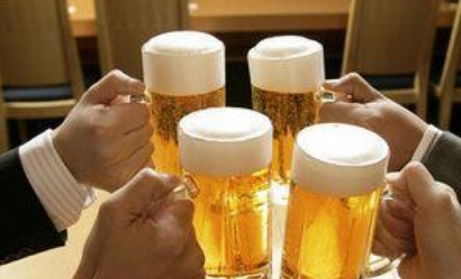 冰鎮(zhèn)啤酒別亂喝 喝酒前牢記3件事，讓你的肝更舒服